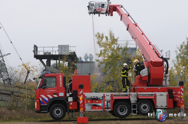 Foto: Marijke Peters - Brand tijdens sloopwerkzaamheden baggermolen Stevensweert